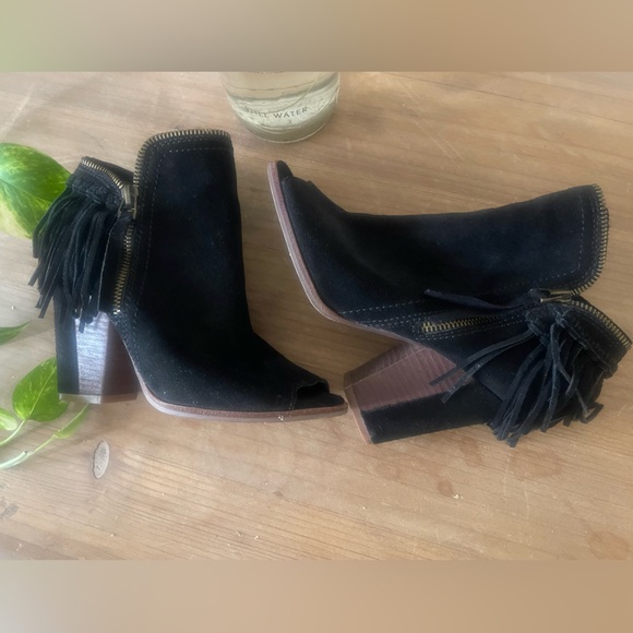 Suede Fringe Zipper Detail DV Booties! Very Good Condition Sz 6 - Picture 1 of 3
